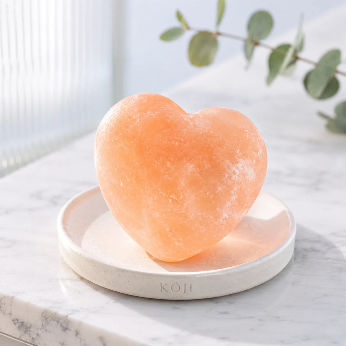 Soľná kocka Kōji Salt Bar v tvare srdca na miske
