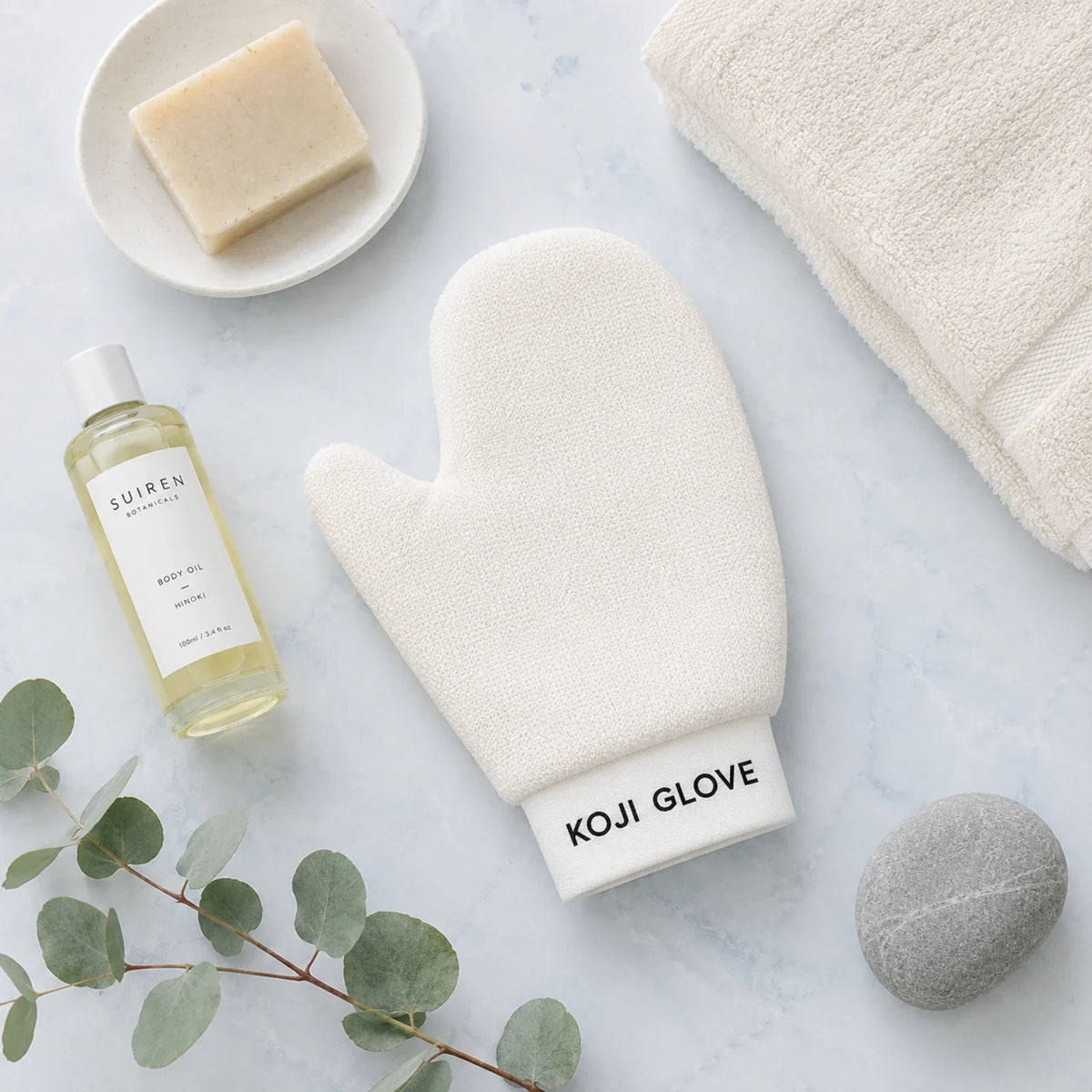 Súprava Kōji – exfoliačná rukavica, mydlo a olej na mramore
