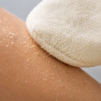 Odumretá koža odstránená exfoliačnou rukavicou Kōji Glove