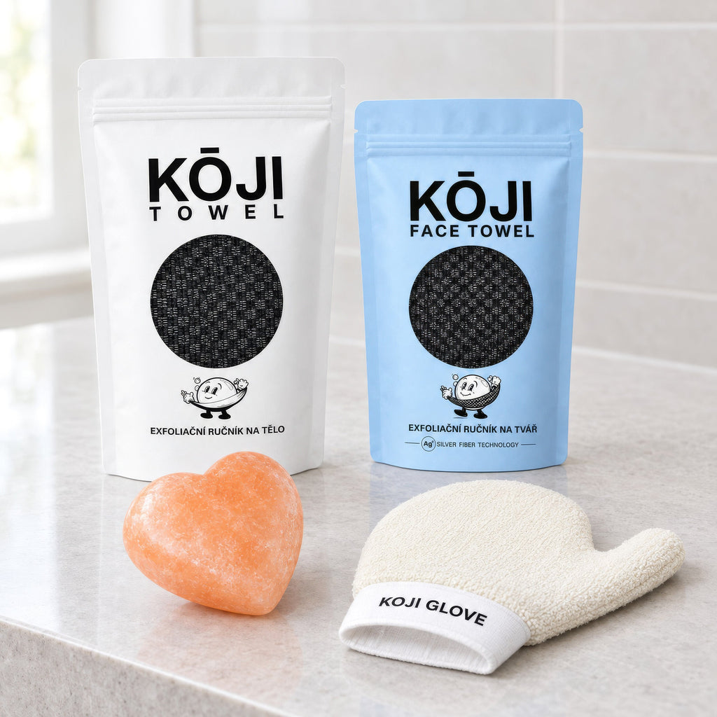 Štyri produkty súpravy Kōji vedľa seba na kamennej kúpeľňovej doske.