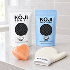 Štyri produkty súpravy Kōji vedľa seba na kamennej kúpeľňovej doske.