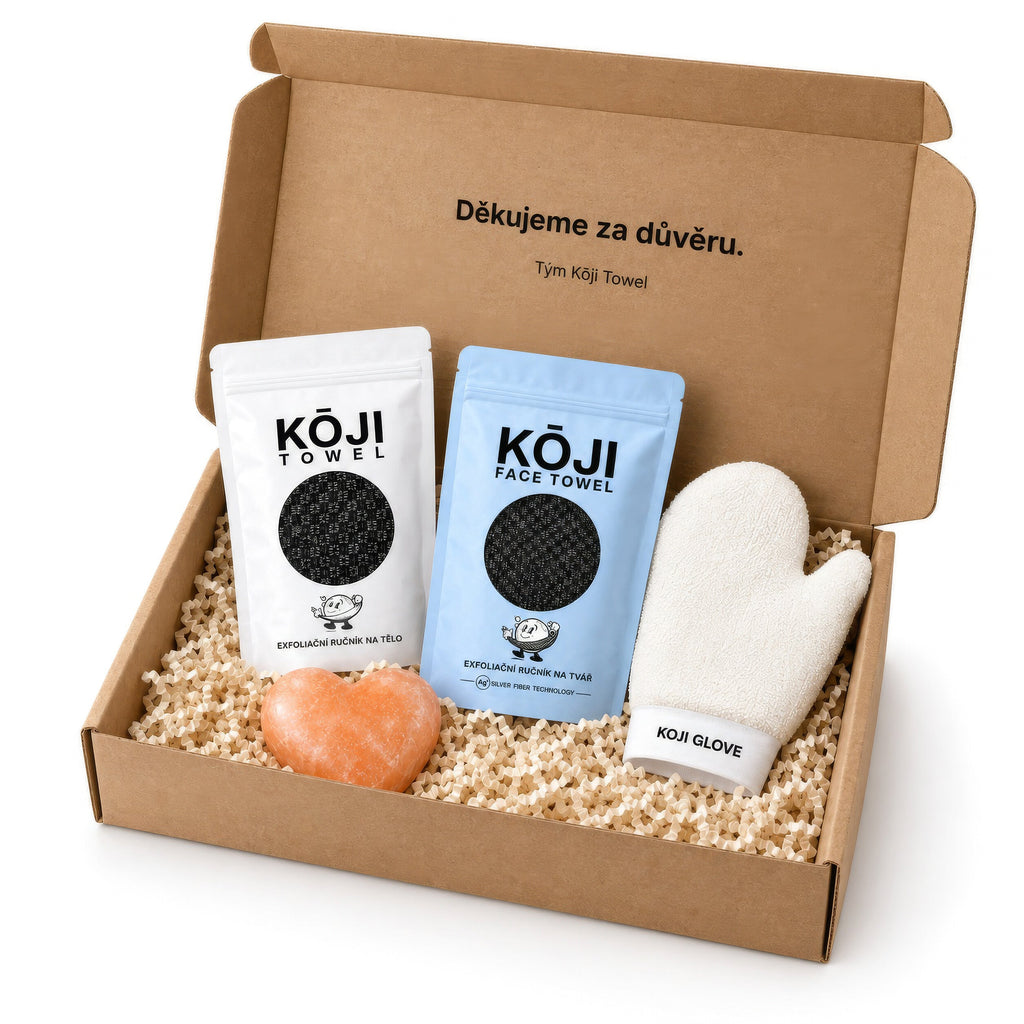 Otvorená darčeková krabica Kōji so štyrmi produktmi, pohľad z troch štvrtín.