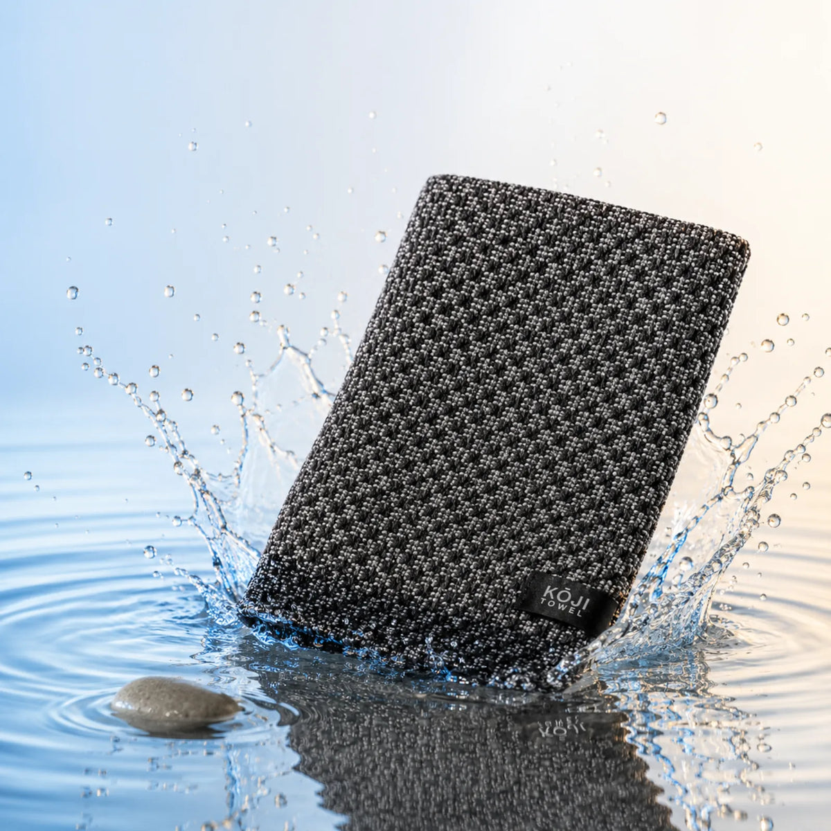Kōji Face Towel a rozstrek vody – svieža ranná očista
