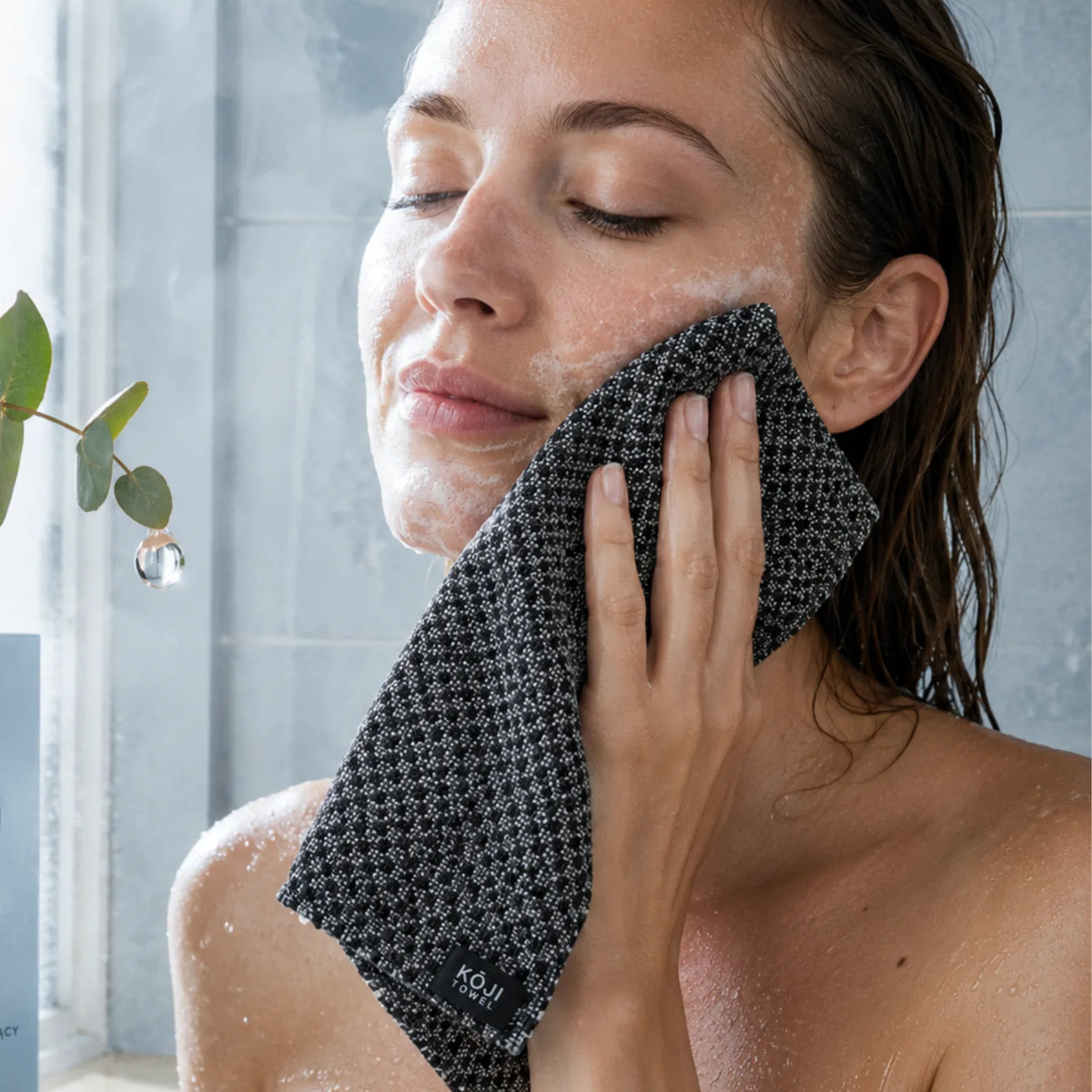 Ranná očista tváre exfoliačným uterákom Kōji v sprche